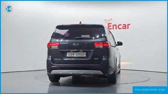 KIA CARNIVAL 9-SEATER LUXURY