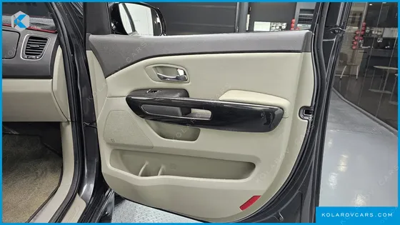 KIA CARNIVAL 9-SEATER NOBLESSE