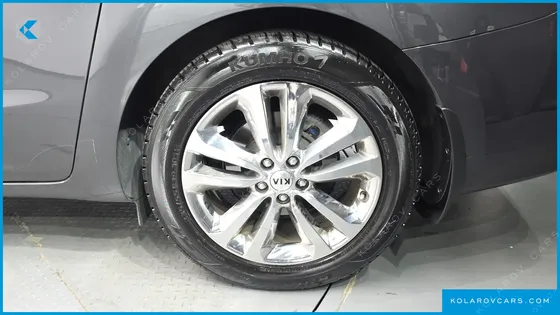 KIA CARNIVAL 9-SEATER PRESTIGE