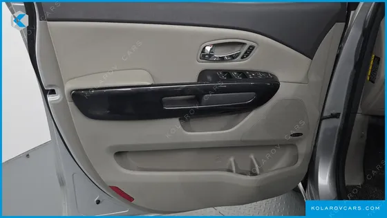 KIA CARNIVAL 9-SEATER NOBLESSE