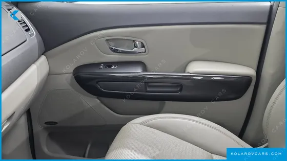 KIA CARNIVAL 9-SEATER NOBLESSE