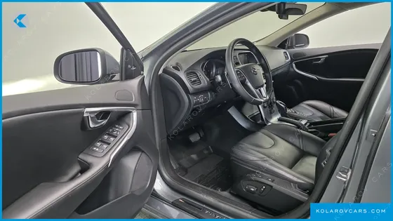 VOLVO V40 D3