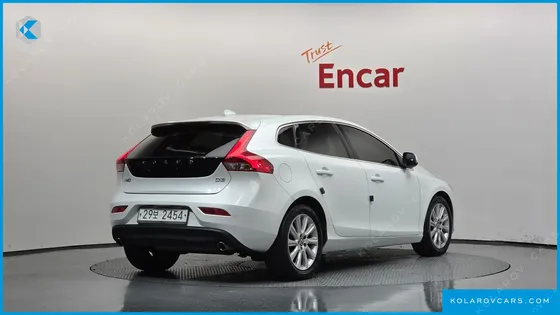 VOLVO V40 D3
