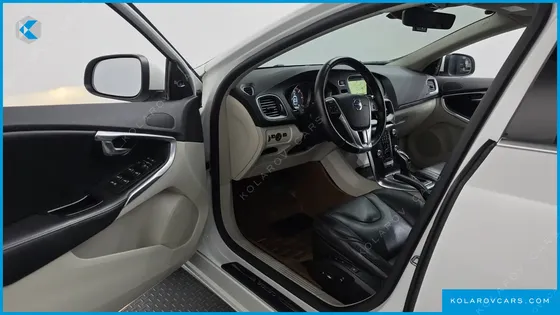 VOLVO V40 D3