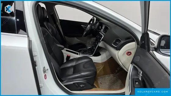 VOLVO V40 D3