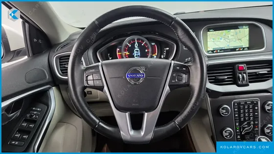 VOLVO V40 D3