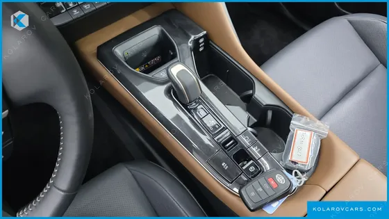 TOYOTA CROWN 2.5 4WD HYBRID
