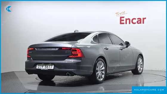 VOLVO S90 D4 MOMENTUM