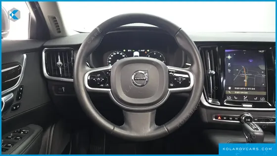 VOLVO S90 D4 MOMENTUM