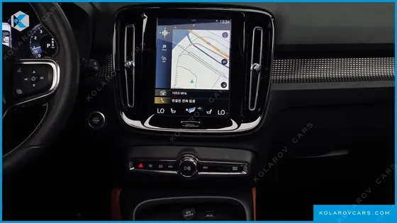 VOLVO XC40 T4 R-DESIGN