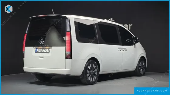 HYUNDAI STARIA LOUNGE 9-SEATER