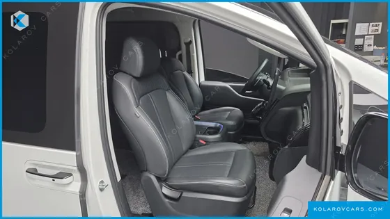 HYUNDAI STARIA LOUNGE 9-SEATER
