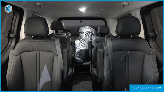 HYUNDAI STARIA LOUNGE 9-SEATER