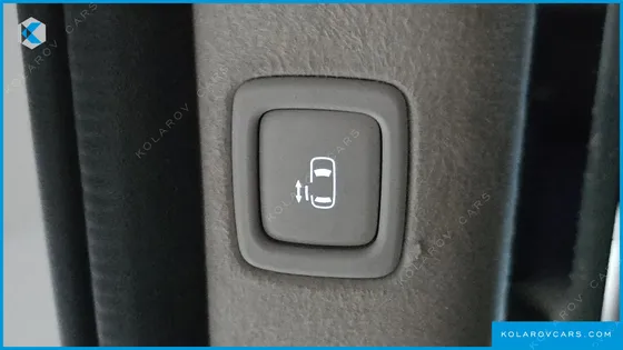 HYUNDAI STARIA LOUNGE 9-SEATER