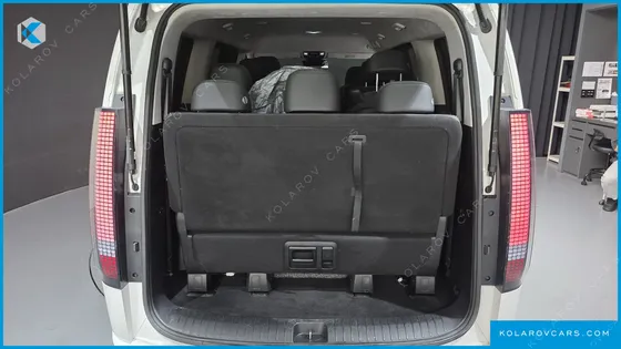 HYUNDAI STARIA LOUNGE 9-SEATER