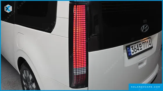 HYUNDAI STARIA LOUNGE 9-SEATER
