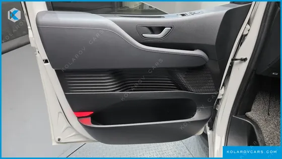 HYUNDAI STARIA LOUNGE 9-SEATER