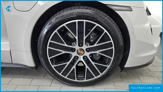 PORSCHE TAYCAN BASE