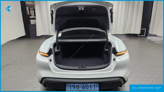 PORSCHE TAYCAN BASE