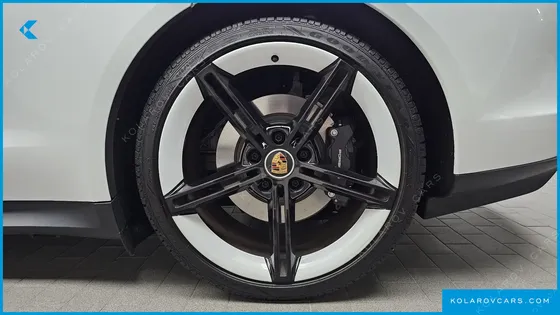 PORSCHE TAYCAN BASE