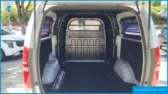 HYUNDAI STAREX 5-SEATER VAN