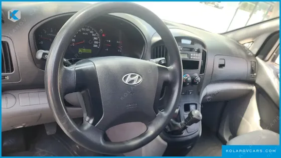 HYUNDAI STAREX 5-SEATER VAN