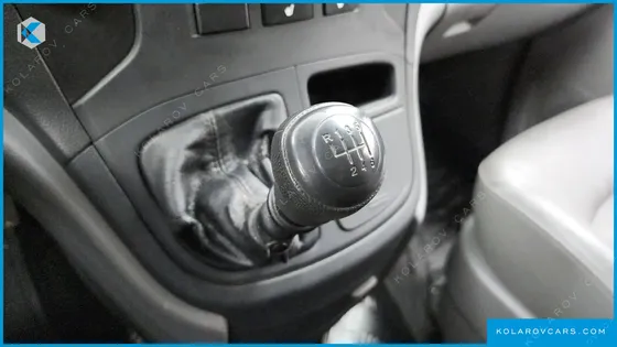 HYUNDAI STAREX 5-SEATER VAN