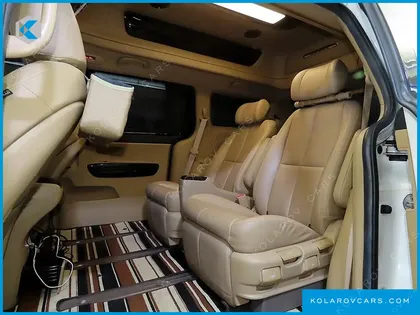 KIA CARNIVAL GASOLINE 7-SEATER HI-LIMOUSINE