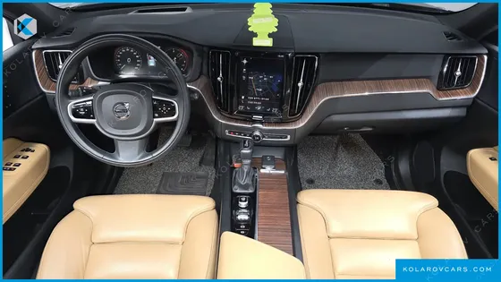 VOLVO XC60 D5 MOMENTUM