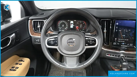 VOLVO XC60 D5 MOMENTUM