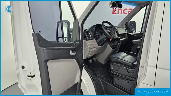 HYUNDAI SOLATI 14-SEATER