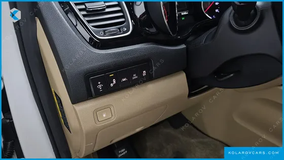 KIA CARNIVAL 6-SEATER WHEELCHAIR LIFT