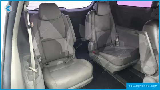 KIA CARNIVAL 9-SEATER LUXURY