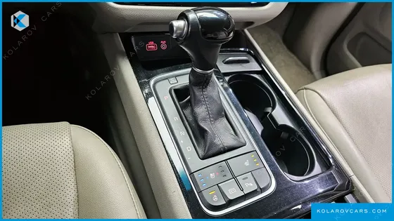 KIA CARNIVAL 9-SEATER PRESTIGE