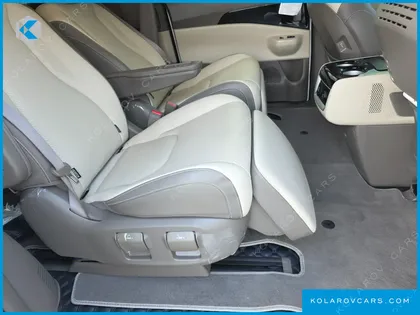 KIA CARNIVAL GASOLINE 7-SEATER HI LIMOUSINE
