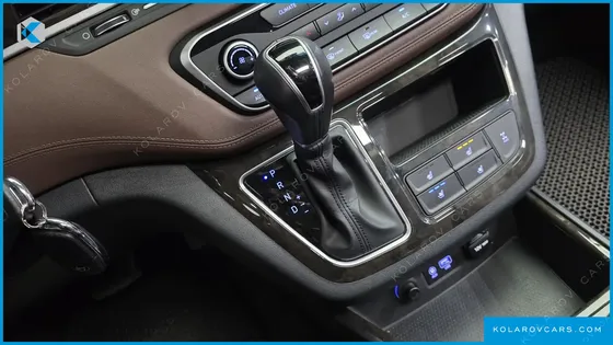 HYUNDAI STAREX 4WD URBAN 9-SEATER