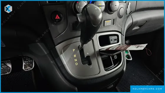 HYUNDAI STAREX 5-SEATER VAN