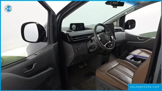 HYUNDAI STARIA 4WD LOUNGE 9-SEATER