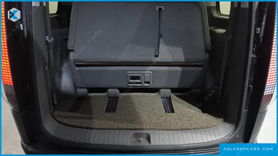 HYUNDAI STARIA 4WD LOUNGE 9-SEATER