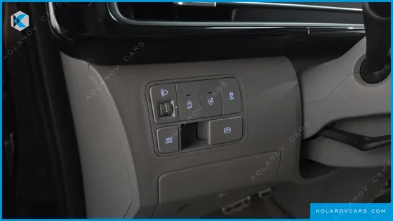 HYUNDAI STARIA 4WD LOUNGE 9-SEATER