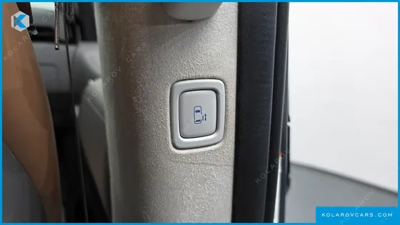 HYUNDAI STARIA 4WD LOUNGE 9-SEATER