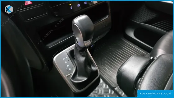 HYUNDAI STARIA 4WD TOURER 11-SEATER