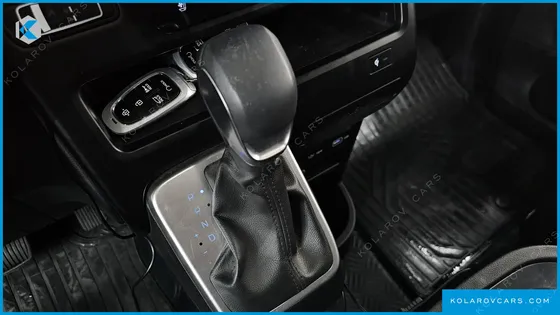 HYUNDAI STARIA CARGO 5-SEATER