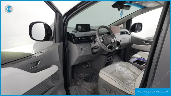 HYUNDAI STARIA LOUNGE 9-SEATER