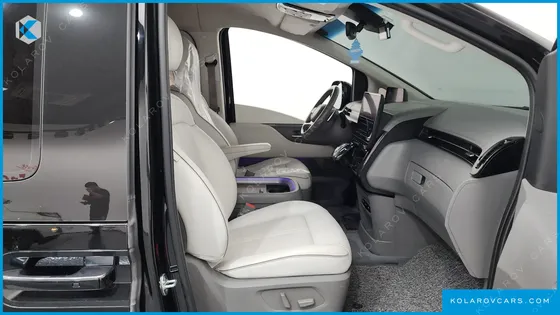 HYUNDAI STARIA LOUNGE 9-SEATER