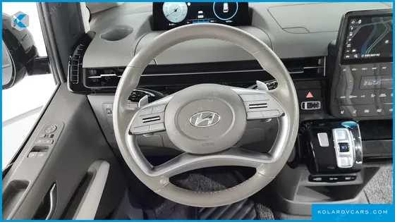 HYUNDAI STARIA LOUNGE 9-SEATER