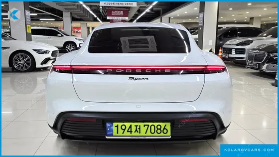PORSCHE TAYCAN BASE