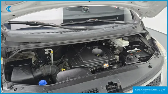 HYUNDAI STAREX 5-SEATER VAN