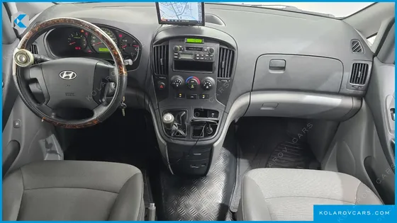 HYUNDAI STAREX 5-SEATER VAN
