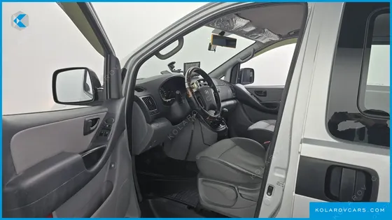 HYUNDAI STAREX 5-SEATER VAN